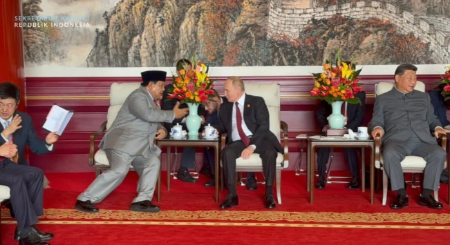 Presiden Prabowo Subianto berbicara dengan Presiden Rusia Vladimir Putih. (Instagram @sekretarian.kabinet)